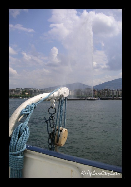 085 La rade et son jet d eau vue du bateau La Suisse